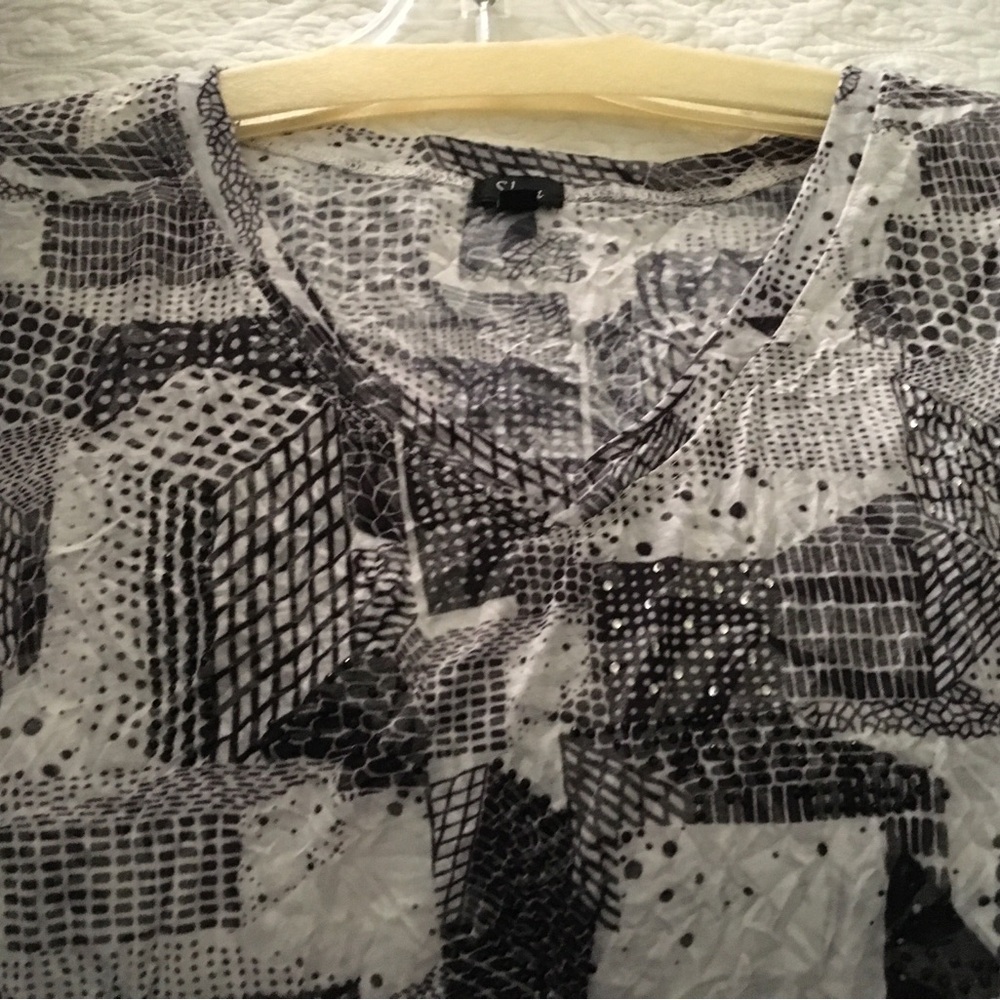SHAN Black and White Geometric Top